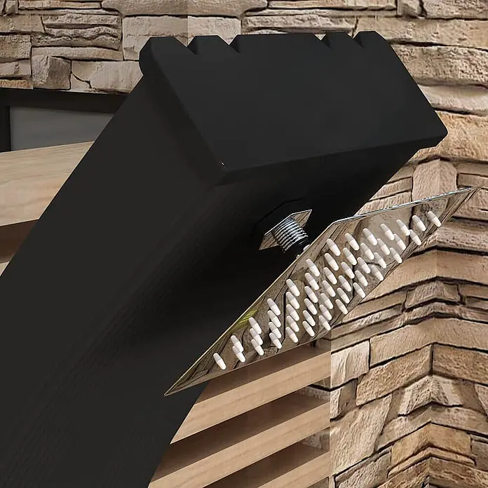 Home Deluxe Solardusche ATHEN - Höhe: 222 cm, Aluminium, Anthrazit, 30 l - Schwarze Gartendusche mit rechteckigem Chrom-Duschkopf und weißen Düsen, vor einer Steinwand und Holzlatten.