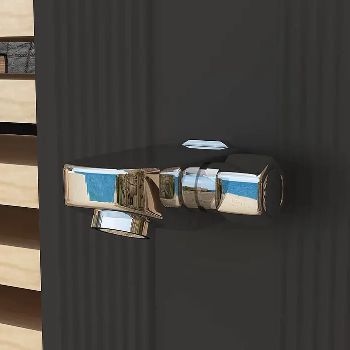 Home Deluxe Solardusche ATHEN - Höhe: 222 cm, Aluminium, Anthrazit, 30 l - Glänzender Chrommechanismus auf dunkler, gerippter Oberfläche, spiegelt eine helle Außenszene wider.