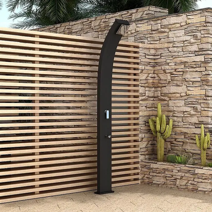 Home Deluxe Solardusche ATHEN - Höhe: 222 cm, Aluminium, Anthrazit, 30 l - Moderne schwarze Außendusche, installiert zwischen einer Holzlamellenwand und einer Steinmauer.