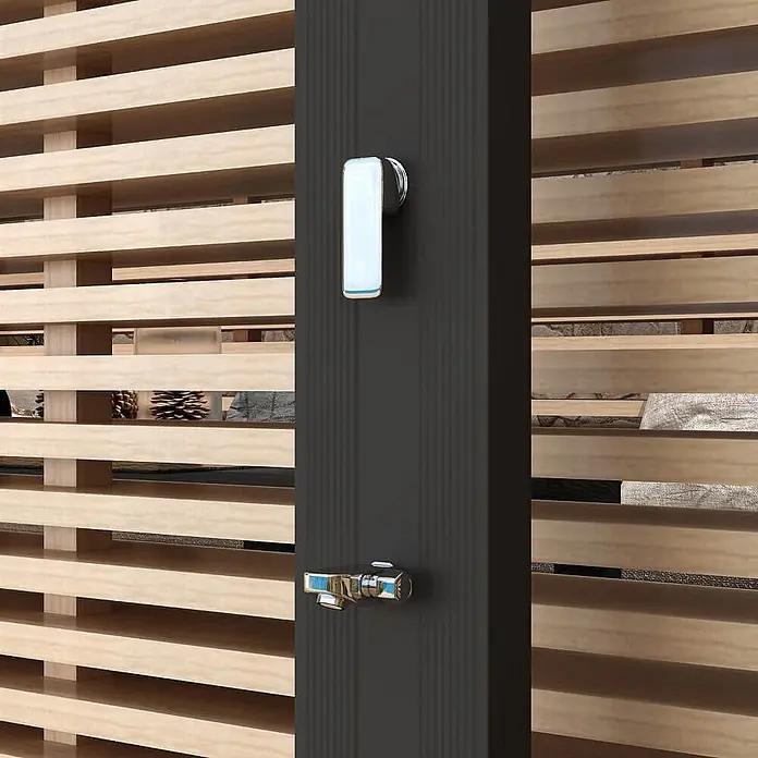 Home Deluxe Solardusche ATHEN - Höhe: 222 cm, Aluminium, Anthrazit, 30 l - Dunkelgraue Außendusche mit Chromarmaturen an einer hellen Holzlattenwand.