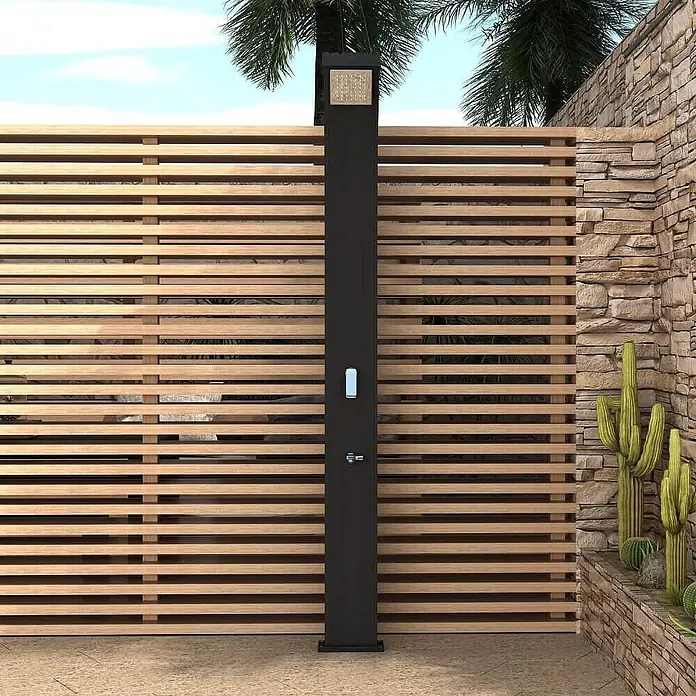 Home Deluxe Solardusche ATHEN - Höhe: 222 cm, Aluminium, Anthrazit, 30 l - Elegante schwarze Außendusche in modernem Design, freistehend neben einem Sichtschutz aus Holz.
