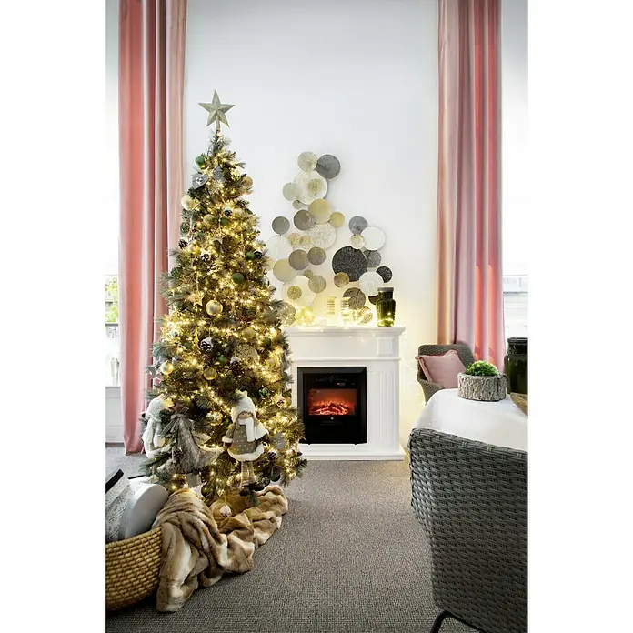 Elektrischer Kamin - Weiß/Schwarz, L x B x H: 26 x 109 x 100 cm - Ein festlich geschmückter Weihnachtsbaum mit Lichtern und Dekorationen, neben einem modernen Kamin mit Wanddeko und rosa Gardinen.