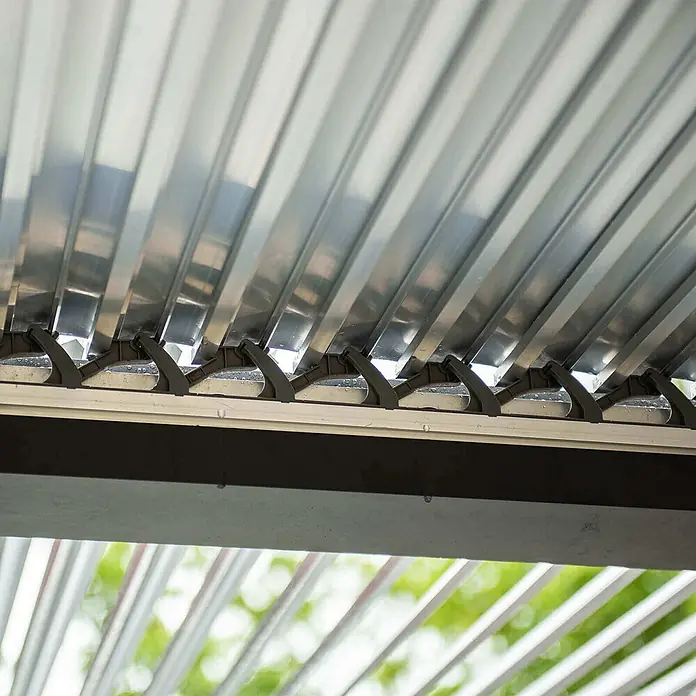 Home Deluxe Pergola CANNES - B x T: 400 x 303 cm, Farbe Gestell: Anthrazit, Aluminium - Silberne Lamellendach-Latten mit schwarzen Verbindungsmechanismen, von unten gesehen, mit Wassertropfen.