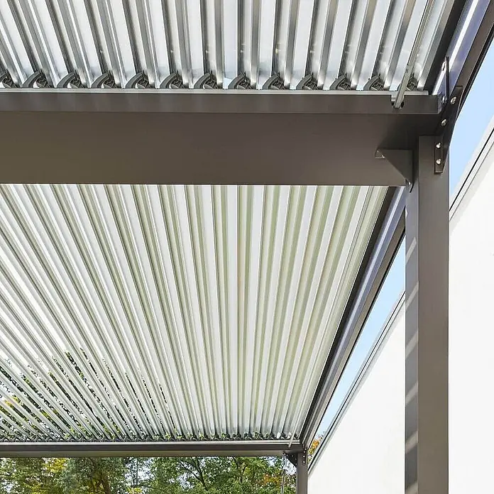 Home Deluxe Pergola CANNES - B x T: 400 x 303 cm, Farbe Gestell: Anthrazit, Aluminium - Modernes graues Lamellendach einer Pergola mit verstellbaren Lamellen, von unten gesehen. Bietet flexiblen Schatten und Lichtregulierung.