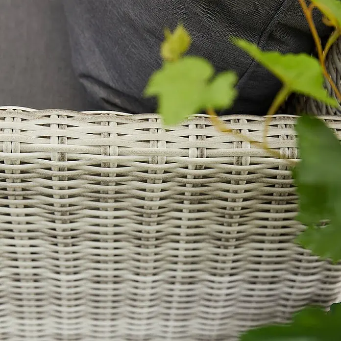 Home Deluxe Polyrattan Sitzgruppe BAHIA Ohne Regenabdeckung -  - Nahaufnahme von hellgrauem Geflecht-Outdoor-Möbel mit strukturierter Rattan-Optik und dunklem Kissen.