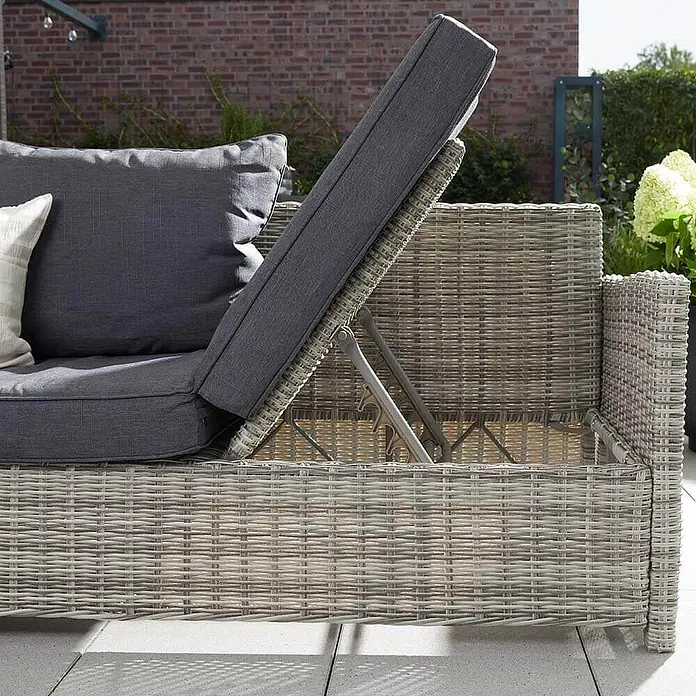 Home Deluxe Polyrattan Sitzgruppe BAHIA Ohne Regenabdeckung -  - Garten-Rattansessel mit dunkelgrauen Kissen und verstellbarer Rückenlehne, deren Mechanismus aufrecht gezeigt wird.
