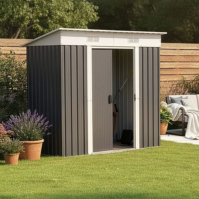 Home Deluxe Gerätehaus BOHIO M (B x L x H) 195 x 121 x 180 cm - Außenbreite inkl. Dachüberstand: 195 cm, Außentiefe inkl. Dachüberstand: 121 cm, Stahl, Anthrazit - Dunkelgraues Wellblech-Gartengerätehaus mit weißem Dach und Zierleisten, im Garten. Eine Tür ist offen, Werkzeuge sind sichtbar.