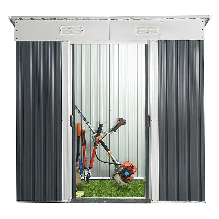 Home Deluxe Gerätehaus BOHIO M (B x L x H) 195 x 121 x 180 cm - Außenbreite inkl. Dachüberstand: 195 cm, Außentiefe inkl. Dachüberstand: 121 cm, Stahl, Anthrazit - Dunkelgraues Metallgartenhaus mit hellgrauem Dach und teilweise geöffneten Schiebetüren, das Gartengeräte und grünen Rasen zeigt.