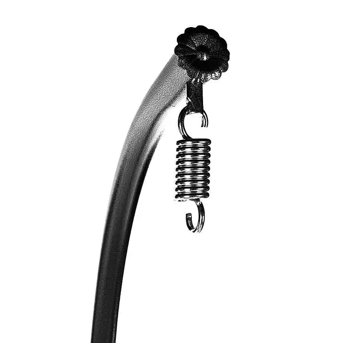 Home Deluxe Hängesesselgestell Gestell TORUS - Stahl, Schwarz - Glänzende Metallfeder hängt an einem dunklen, gebogenen Metallgestellteil mit Zieraufsatz.