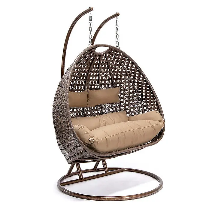 Home Deluxe Hängesessel TWIN inkl. Regenabdeckung - Kunststoff, Braun - Brauner Hängesessel aus Korbgeflecht mit beigefarbenen Kissen auf Metallgestell.