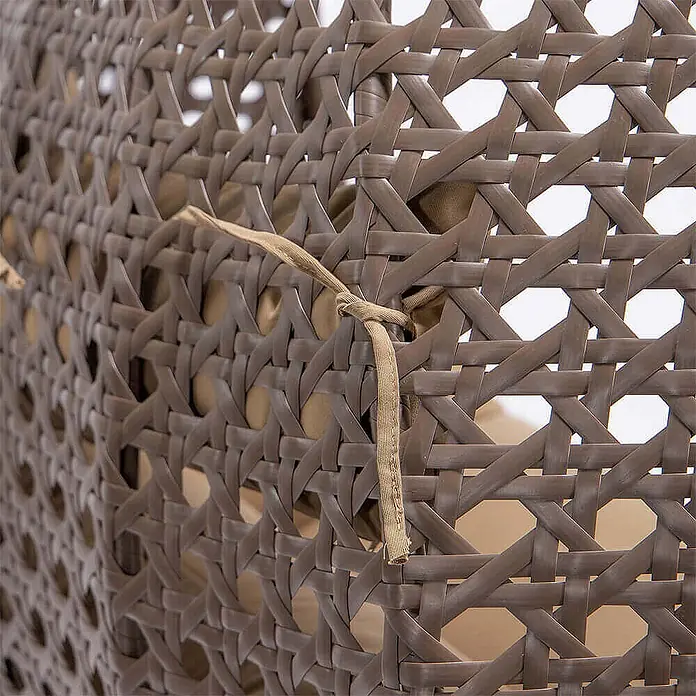 Home Deluxe Hängesessel TWIN - Kunststoff, Braun - Braune Rattan-Möbel im Flechtstil mit hellbraunem Stoffband zur Befestigung eines Kissens.