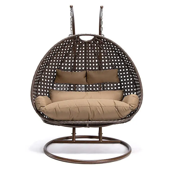 Home Deluxe Hängesessel TWIN - Kunststoff, Braun - Brauner geflochtener Doppel-Hänge-Eierstuhl mit hellbraunen Kissen, aufgehängt an einem passenden Metallgestell.