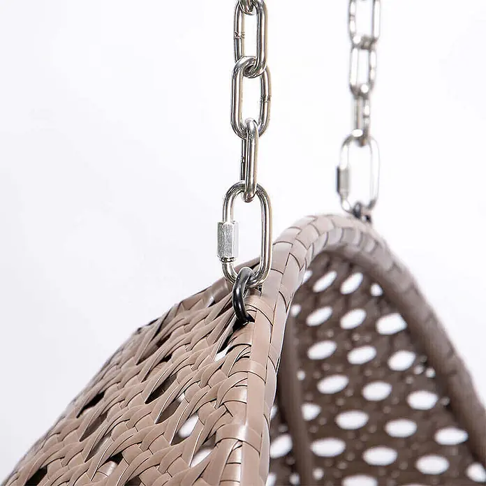 Home Deluxe Hängesessel TWIN - Kunststoff, Braun - Nahaufnahme eines braunen, geflochtenen Rattan-Hängesessels mit silberner Metallkette und Karabinerhaken.