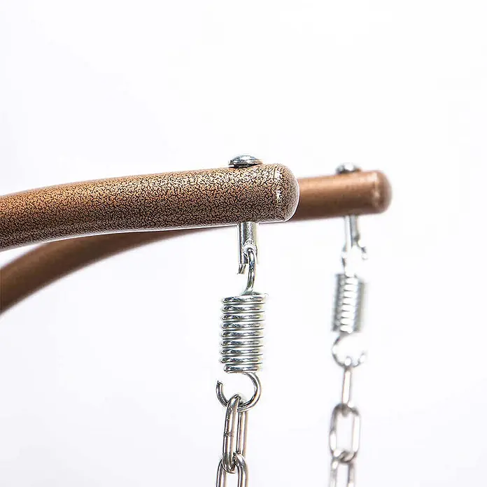 Home Deluxe Hängesessel TWIN - Kunststoff, Braun - Detailaufnahme eines Hängemattenständer-Bügels aus gehämmertem Bronze mit silbernen Aufhängefedern und Ketten.