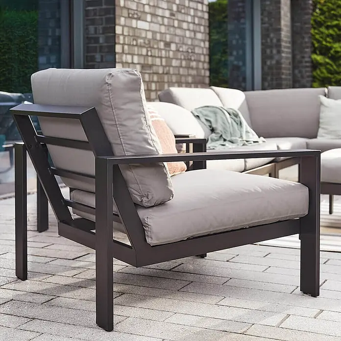 Home Deluxe Garten-Loungesessel RIO S -  - Gartensessel mit dunkelgrauem Metallgestell und hellgrauen Kissen, Teil einer Terrassensitzgruppe.