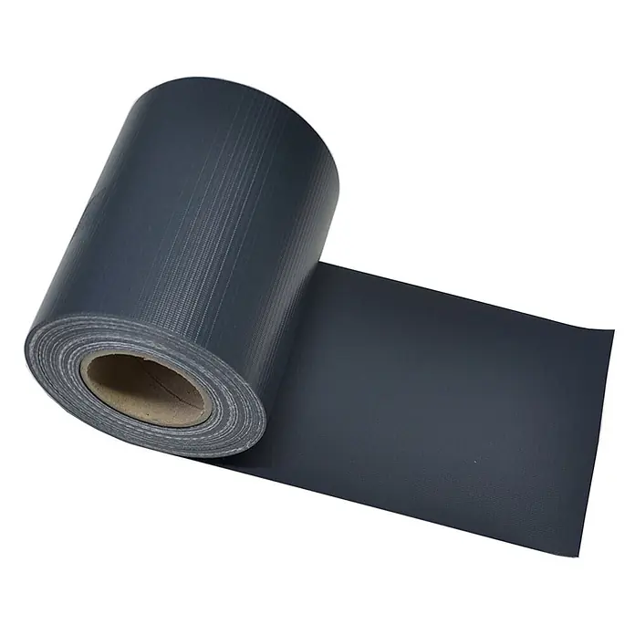 Home Deluxe Mattenzaun Sichtschutzfolie MATA - Kunststoff, Dunkelgrau - Rolle aus dunkelgrauem, robustem Band oder Membran mit texturierter Oberfläche, teilweise abgerollt.