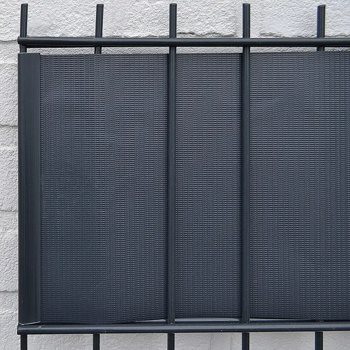 Home Deluxe Mattenzaun Sichtschutzfolie MATA - Kunststoff, Dunkelgrau - Dunkelgrauer, strukturierter Sichtschutz an einem schwarzen Metallzaun.
