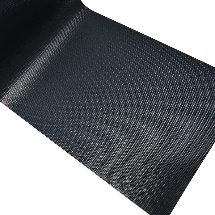 Home Deluxe Mattenzaun Sichtschutzfolie MATA - Kunststoff, Dunkelgrau - Dunkelgraues strukturiertes Mattenmaterial mit gerippter Oberfläche, teilweise ausgerollt.