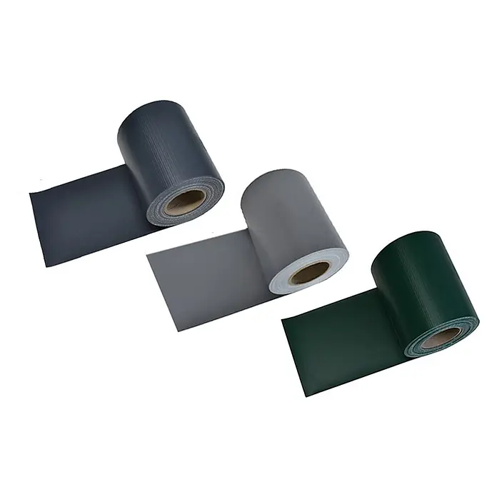 Home Deluxe Mattenzaun Sichtschutzfolie MATA - Kunststoff, Moosgrün - Drei Rollen breite, gerippte Abdichtungsbahn in Dunkelgrau, Hellgrau und Dunkelgrün.