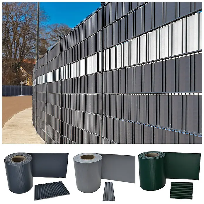 Home Deluxe Mattenzaun Sichtschutzfolie MATA - Kunststoff, Moosgrün - Zaun mit dunkelgrauen und hellgrauen Sichtschutzstreifen; dazu Rollen von dunkelgrauem, hellgrauem und grünem Material.