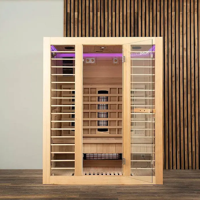 Home Deluxe Infrarotkabine REDSUN DELUXE L -  - Infrarotsauna aus hellem Holz mit Glastür, sichtbaren Heizstrahlern und violetter Innenbeleuchtung. Die Tür steht offen.