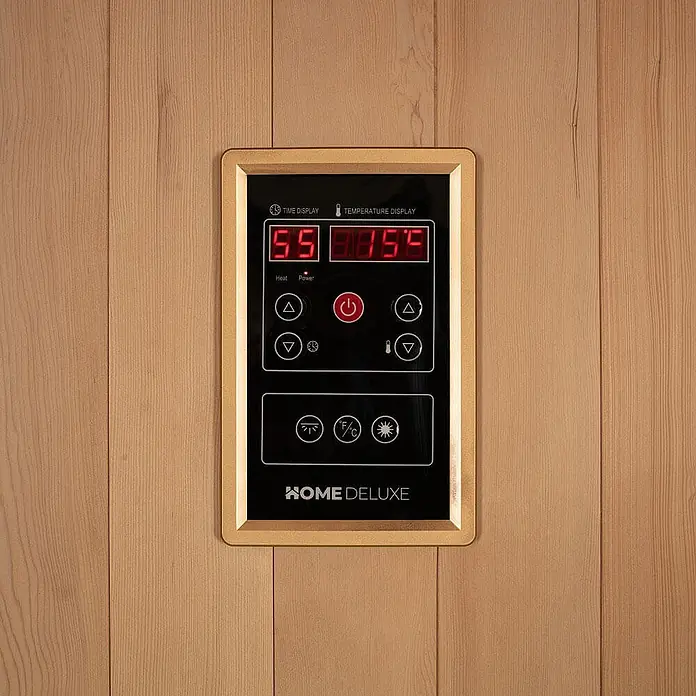 Home Deluxe Elementsauna OMAHA - Elektroofen, Steuerung Ofen: Integriert, L x B x H: 150 x 180 x 200 cm - Schwarzes digitales Saunabedienfeld mit roter LED-Anzeige für Zeit und Temperatur, in hellem Holz gerahmt, an Holzwand montiert.