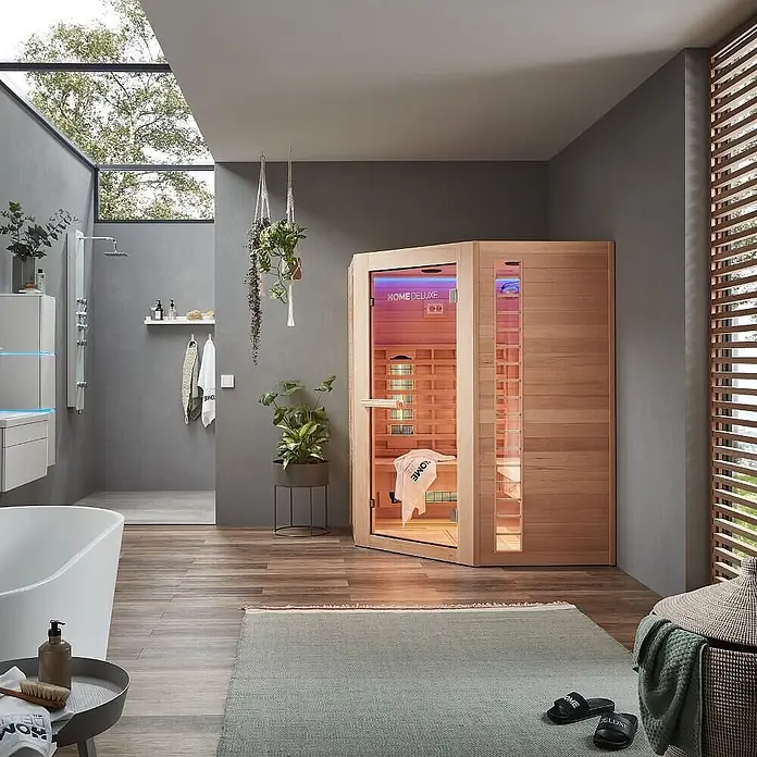 Home Deluxe Infrarotkabine REDSUN DELUXE XXL -  - Helle Holzsaunakabine mit Glastür in einem modernen Badezimmer, ausgestattet mit Innenbeleuchtung für Wellness.