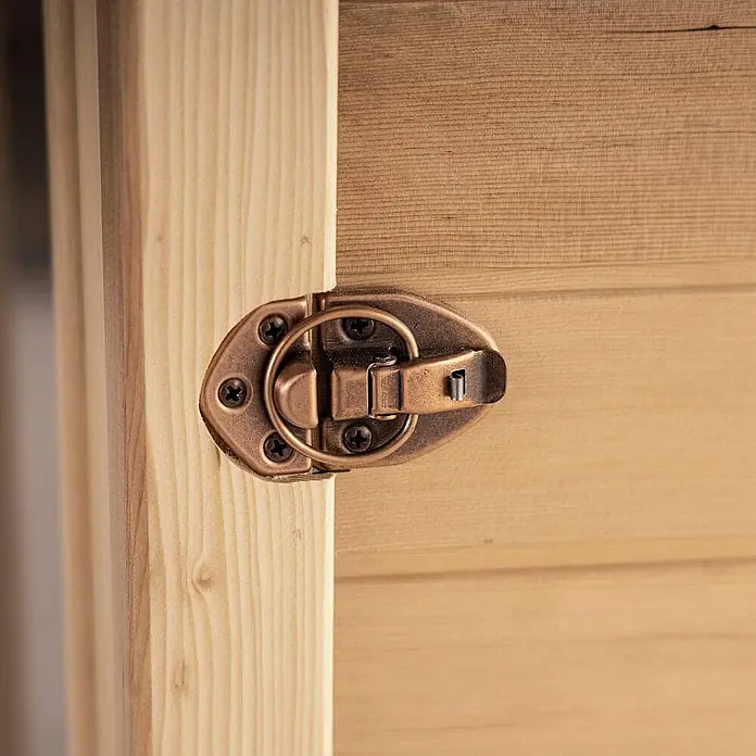 Home Deluxe Infrarotkabine REDSUN M -  - Kupferfarbener Metallverschluss mit Ringzug, an einer hellen Holzstruktur befestigt.