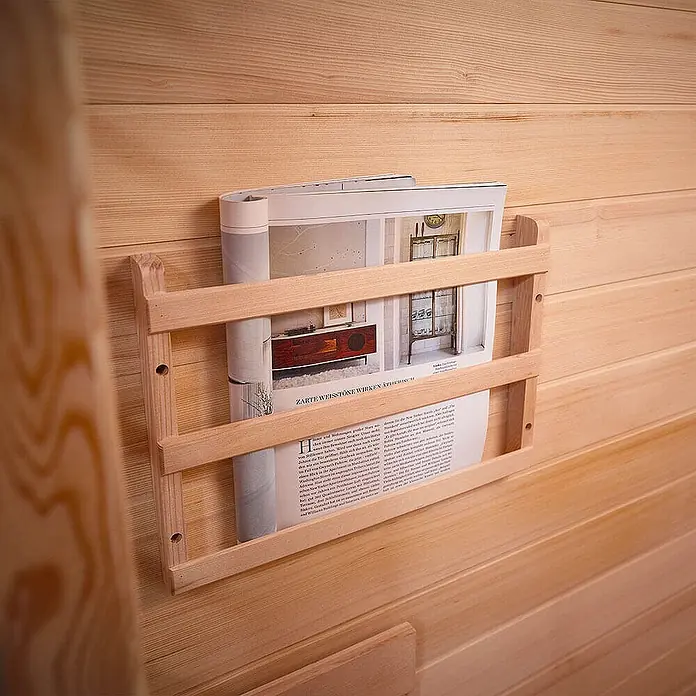 Home Deluxe Infrarotkabine REDSUM DELUXE PLUS M -  - Helles Zeitschriftenregal aus Holz an einer Holzwand befestigt, mit einer Zeitschrift.