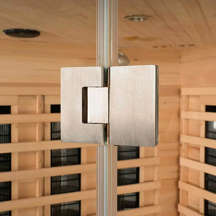 Home Deluxe Infrarotkabine REDSUN DELUXE XL -  - Scharnier aus gebürstetem Silbermetall, das zwei Glastafeln einer Tür in einer hölzernen Saunakabine verbindet.