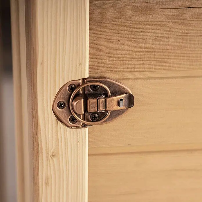 Home Deluxe Infrarotkabine SAHARA XXL -  - Antik kupferfarbener Verschluss mit Ring, sichert zwei helle Holzplatten.