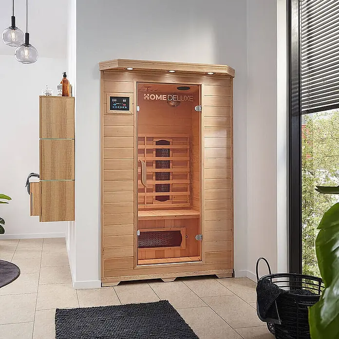 Home Deluxe Infrarotkabine REDSUN M -  - Helle Holz Infrarot-Saunakabine mit Glastür, in modern gefliestem Raum installiert.