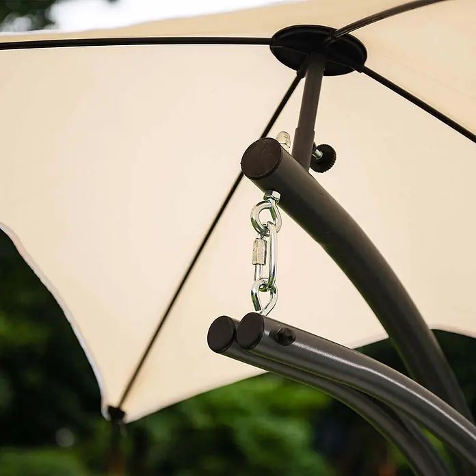Home Deluxe Gartenliege SAN REMO - Anthrazit / Beige, Polyester - Nahaufnahme eines dunkelgrauen Metall-Schaukelstuhlgestells mit beigem Dach und silbernen Aufhängeketten, die strukturelle Details zeigen.