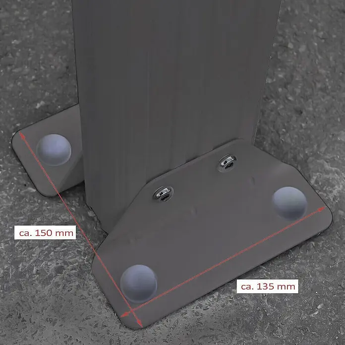 Home Deluxe Carport FALO Farbe: Anthrazit - Außenmaß inkl. Dachüberstand (B x T): 3 x 5,05 m, Einzelcarport, Anthrazit - Graue Metall-Bodenplatte für einen Pfosten, mit Schrauben befestigt, zeigt ca. 150mm und 135mm Maße.