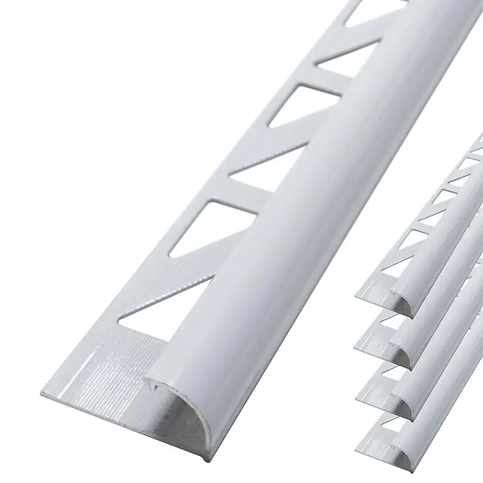 Dalsys Viertelkreis-Profil 5x Fliesenschiene 2,5m x 10mm Aluminium Weiß - Aluminium, Weiß - Weißes abgerundetes Fliesenprofil mit perforiertem Ankersteg, gestapelt.