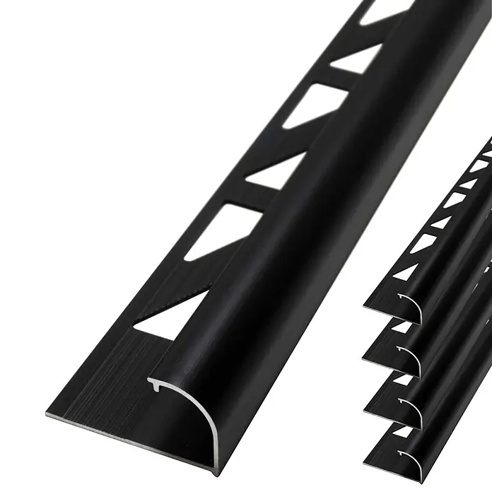Dalsys Viertelkreis-Profil 5x Fliesenschiene 2,5m x 10mm Aluminium Schwarz - Aluminium, Schwarz - Schwarzes Metall-Fliesenprofil mit runder Kante und perforiertem Flansch, mehrere Profile gestapelt.