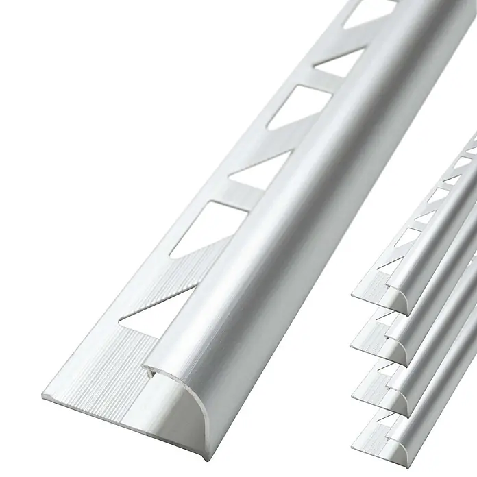 Dalsys Viertelkreis-Profil 5x Fliesenschiene 2,5m x 10mm Aluminium Chrom - Aluminium, Silber - Silberne Aluminium-Fliesenleiste mit abgerundeter Kante und perforierter Basis, gestapelt gezeigt.