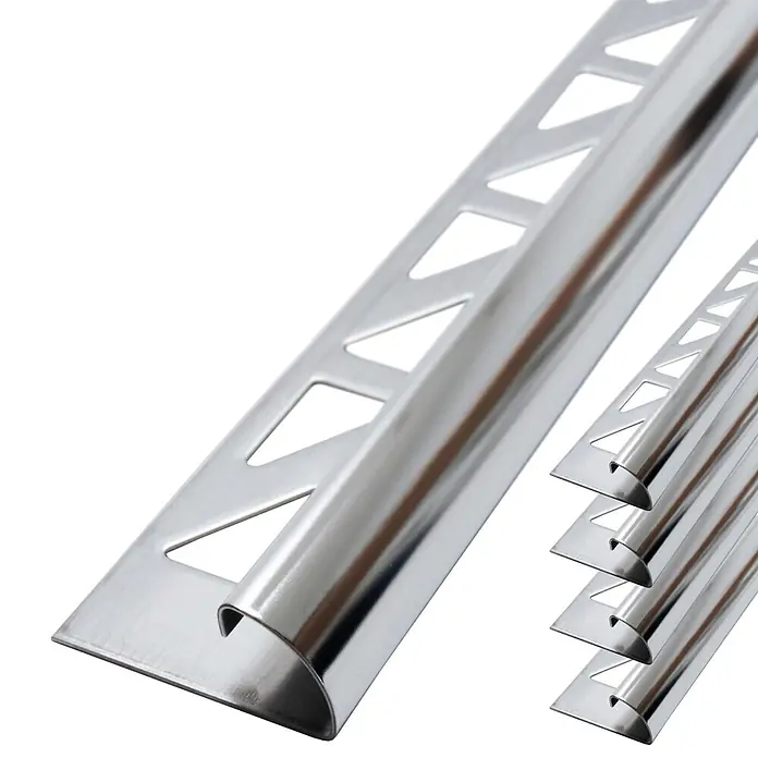 Dalsys Viertelkreis-Profil 5x Fliesenschiene 2,5m x 12,5mm Viertelkreis Edelstahl Poliert - Edelstahl, Silber - Glänzende silberne Edelstahlfliesenprofile mit Lochsteg und abgerundeter Sichtkante. Mehrere Stücke sind zu sehen.