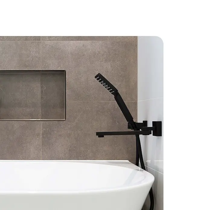 Dalsys Fliesenprofil 5x Fliesenschiene 2,5m x 8mm Winkelprofil Aluminium Schwarz - Aluminium, Schwarz, 250 x 8 cm - Schwarze Badarmatur mit Handbrause an einer grauen Fliesenwand über einer weißen freistehenden Badewanne.