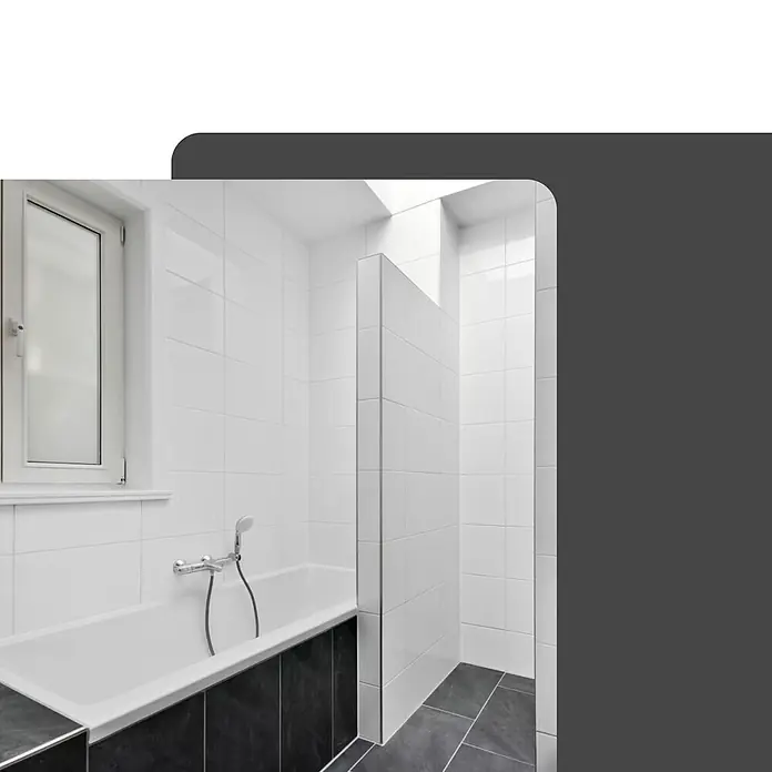 Dalsys Fliesenprofil 2,5m L-Profil Fliesenschiene10mm Winkelprofil Edelstahl Schwarz - Edelstahl, Schwarz, 250 x 1 cm - Modernes weiß gefliestes Badezimmer mit weißer Badewanne und dunkelgrauem Boden und Duschbereich.