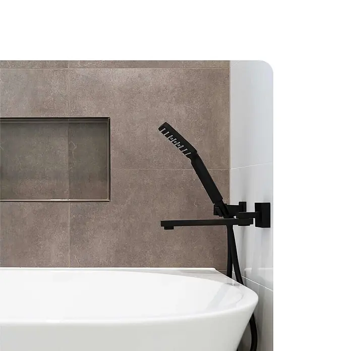 Dalsys Quadroprofil 12,5mm Endstück Quadratprofil Edelstahl Poliert - Edelstahl, Silber - Schwarzes Duschsystem mit Handbrause und Wanneneinlauf über einer weißen Badewanne.