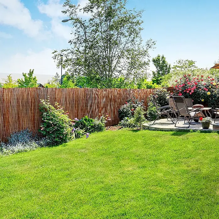 Floordirekt Sichtschutzelement Weide - B x H: 500 x 100 cm, Naturmaterialien, Braun - Naturbraune Bambuszaunplatte, die Privatsphäre in einem üppigen Garten mit Terrasse bietet.