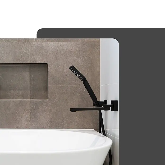 Dalsys Viertelkreis-Profil 5x Fliesenschiene 2,5m x 10mm Aluminium Schwarz - Aluminium, Schwarz - Mattschwarze Wandbadewannenarmatur mit Handbrause über einer weißen freistehenden Wanne.