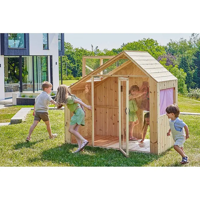 OutdoorToys Spielhaus Sternschnuppe - L x B x H: 102 x 185 x 172 cm, Holz, Naturbelassen - Naturholz-Spielhaus, in dem Kinder in einem sonnigen Garten spielen.