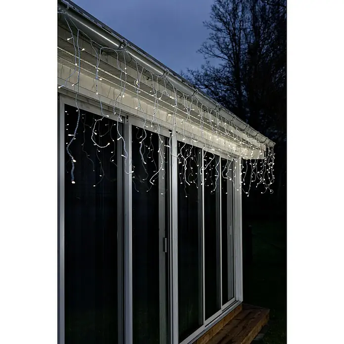 Konstsmide LED-Lichtervorhang Eisregen - Außen, 3,5 m, Warmweiß, 80 Stk., Batteriebetrieben - Festliche Beleuchtung. Eine Lichterkette mit warmweissen LED-Eiszapfen ziert die Dachkante und erhellt die dunkle Nacht.