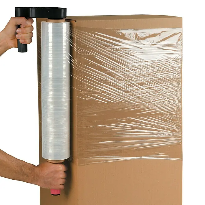 Stretchfolie - 300 x 0,45 m - Ein Paket wird mit einer transparenten Stretchfolie und einem Folienabroller für sicheren Transport umwickelt.