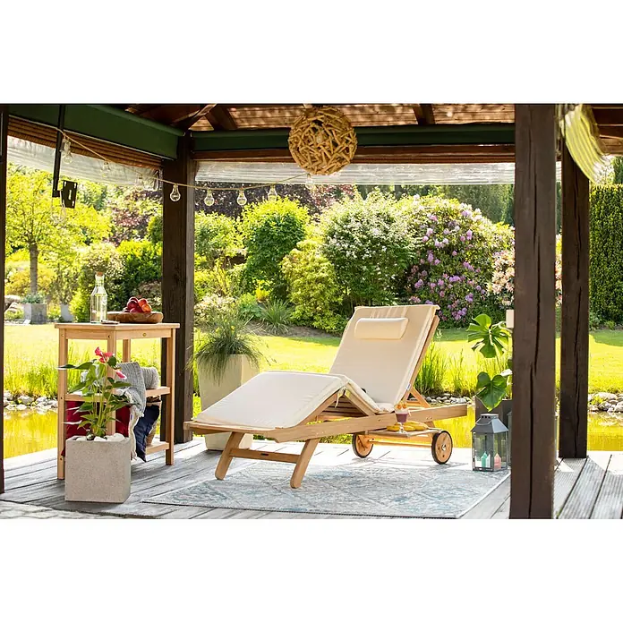 Kai Wiechmann Garten-Stehtisch - L x B x H: 100 x 38 x 88 cm, Teakholz, Rechteckig, Braun - Holz-Sonnenliege mit cremefarbenem Kissen, ideal zum Entspannen im Freien.