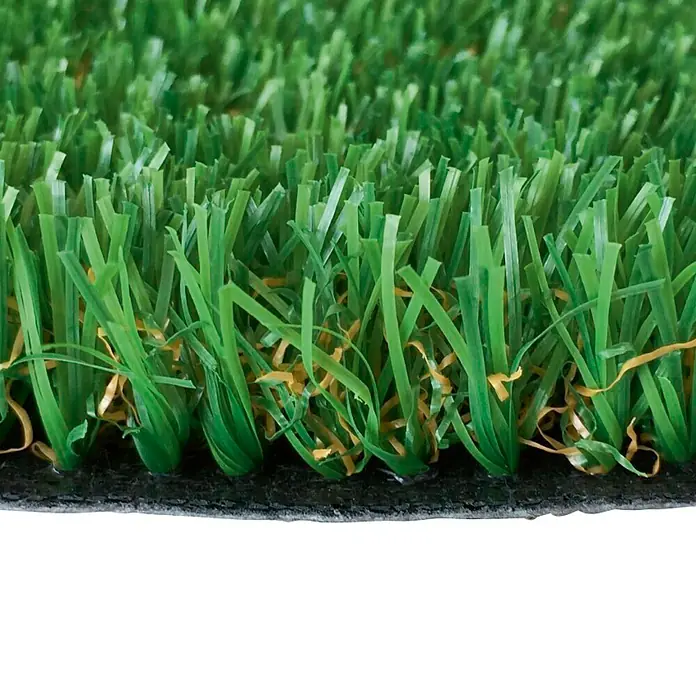 Césped artificial Azaraque - 5 x 1 m, Altura del pelo: 25 mm, 17.850 puntadas/m² - Primer plano de césped artificial que muestra fibras verdes y marrones unidas a un soporte negro.