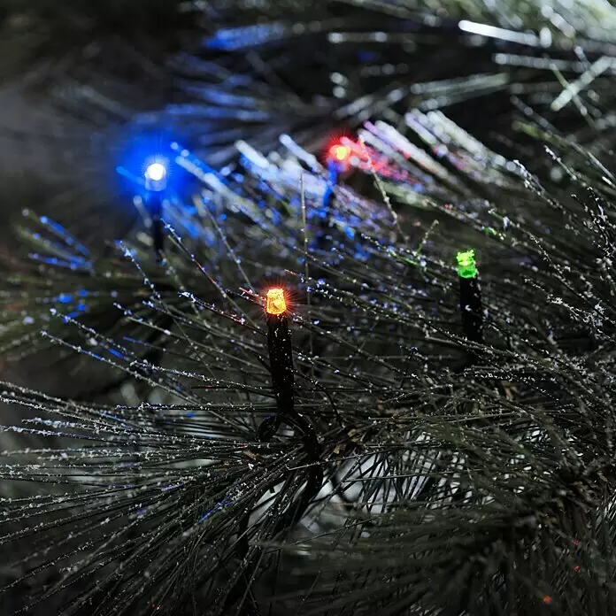 Konstsmide LED-Lichterkette Micro LED - Außen, Lichtfarbe: Mehrfarbig, Anzahl Leuchtmittel: 40 Stk., Netzbetrieben - Nahaufnahme von mehrfarbigen LED-Weihnachtslichtern in künstlichen Kiefernnadeln mit Frost.