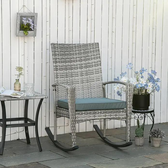 Outsunny Garten-Schaukelstuhl mit abnehmbarem Bezug - 1 Stk., PE Polyrattan, Grau - Grauer Outdoor-Schaukelstuhl aus Polyrattan mit blauem Kissen für entspanntes Sitzen.
